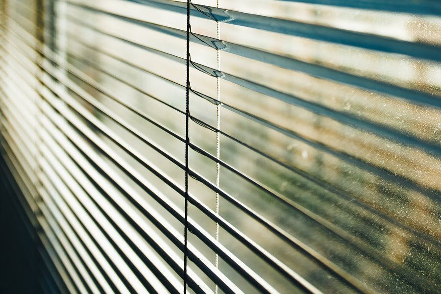 Lumière qui passe à travers des stores