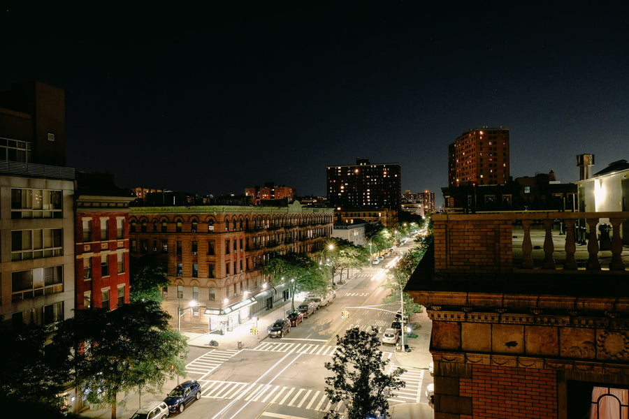 Lampadaires allumés dans une rue la nuit